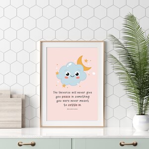 Può includere: Una stampa d'arte da parete stampabile rosa con una nuvola blu e una luna crescente gialla con stelle. Il testo recita "L'Universo non ti darà mai pace in qualcosa per cui non sei destinato a sistemarti."