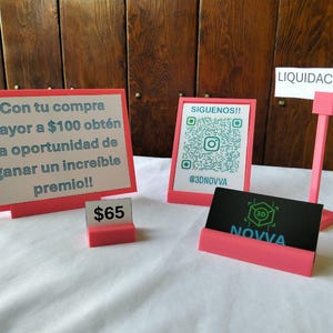 Puede incluir: Un juego de tres tazas de cerámica con un acabado mate moteado. Cada taza presenta un color diferente: azul claro, crema y gris. Las tazas tienen un diseño simple y moderno con una forma redondeada y un asa cómoda.