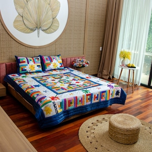 Może przedstawiać: Rustykalny drewniany szyld z napisem "Welcome to our home" w białych literach. Szyld ma postarzaną powierzchnię i prosty, zachęcający design, idealny do dekoracji drzwi wejściowych.