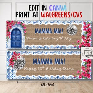 Può includere: Uno striscione rettangolare di 61 cm per 183 cm con una porta blu, fiori di bouganville rosa e una palla da discoteca. Il testo recita Mamma Mia! Diana is turning Thirty e Mamma Mia! Happy 30th Birthday Diana con bordi di piastrelle blu.