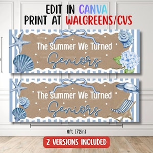 Puede incluir: Dos pancartas rectangulares de 61 cm por 183 cm con borde de rayas azul claro y blanco, centro color canela con lunares blancos y un lazo azul. El texto dice The Summer We Turned Seniors. Incluye estrellas de mar, conchas, flores y una silla de playa.