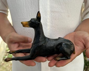 Statuetta vintage in ottone di un cane Doberman, cucciolo realistico sdraiato, decorazione da scrivania, regalo.