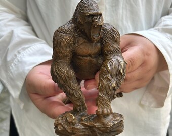 Statuetta vintage in bronzo di gorilla, scultura di scimmia ruggente, decorazione da scrivania a forma di animale, ornamento da collezione in metallo retrò