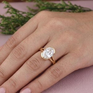 Anillo de compromiso ovalado con moissanita y medio bisel, solitario de oro de 14k con brazo dividido, anillo de boda moderno con bisel abierto, anillo de promesa único de dos filas.