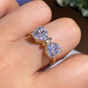 Hjärtslipad moissanit Toi Et Moi-ring, 14K gult guld förlovningsring med två stenar