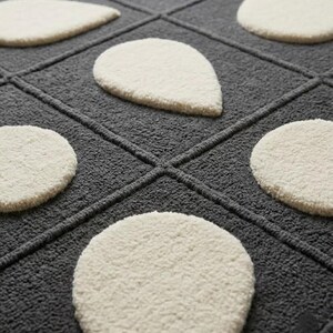 チャコールクリームの幾何学模様の格子柄ラグ – ハイロータフテッドウールカーペット