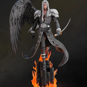 以下が含まれることがあります： 長い銀髪、黒い衣装、大きな黒い翼を持つキャラクターの精巧なフィギュア。 フィギュアは剣を持ち、炎のある台座の上に立っています。 フィギュアは白い肩パッドとベルトをしています。