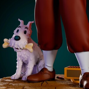 K&ouml;nnte beinhalten: Eine Figur eines wei&szlig;en Hundes, der einen Knochen im Maul h&auml;lt, neben einer Person mit braunen Schuhen und einer roten Hose. Der Hund hat ein flauschiges Aussehen. Die Szene spielt auf einer strukturierten Oberfl&auml;che mit roten, wei&szlig;en und blauen Akzenten.