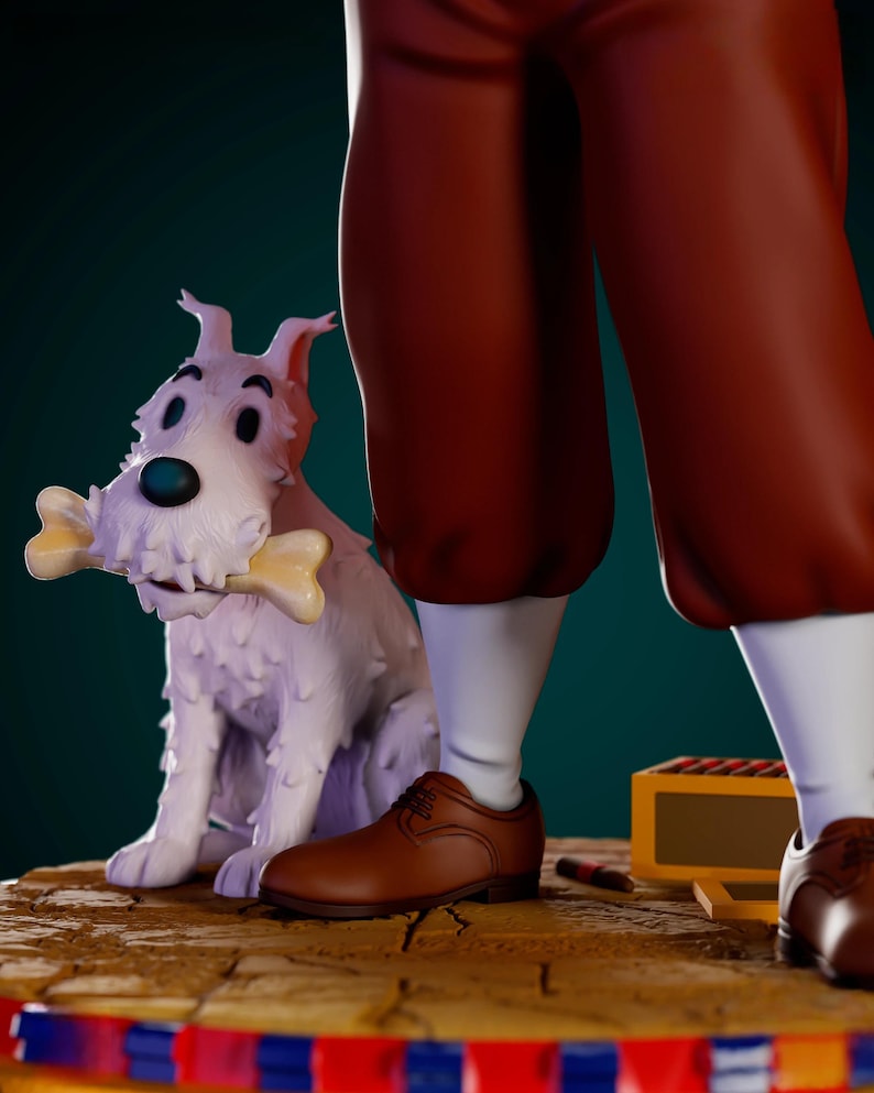 K&ouml;nnte beinhalten: Eine Figur eines wei&szlig;en Hundes, der einen Knochen im Maul h&auml;lt, neben einer Person mit braunen Schuhen und einer roten Hose. Der Hund hat ein flauschiges Aussehen. Die Szene spielt auf einer strukturierten Oberfl&auml;che mit roten, wei&szlig;en und blauen Akzenten.