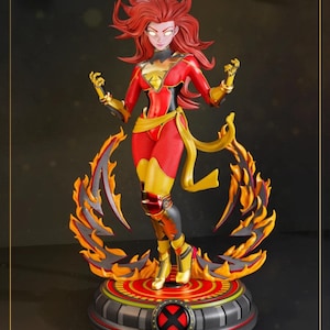 Puede incluir: Figura detallada de una superheroína en una pose dinámica. Viste un traje rojo y amarillo con detalles de fuego y se encuentra sobre una base circular con un símbolo X. La figura tiene cabello rojo y ojos blancos brillantes.