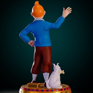 K&ouml;nnte beinhalten: Figur einer Figur mit orangefarbenem Haar, die einen blauen Pullover und eine braune Hose tr&auml;gt, mit einem wei&szlig;en Hund, der einen Knochen h&auml;lt. Die Figur steht auf einem Sockel mit Hieroglyphen und einer kleinen braunen Kiste.