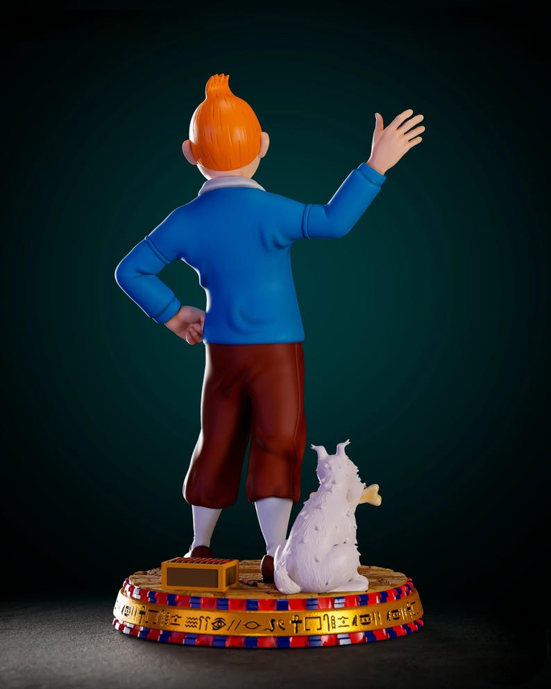 K&ouml;nnte beinhalten: Figur einer Figur mit orangefarbenem Haar, die einen blauen Pullover und eine braune Hose tr&auml;gt, mit einem wei&szlig;en Hund, der einen Knochen h&auml;lt. Die Figur steht auf einem Sockel mit Hieroglyphen und einer kleinen braunen Kiste.