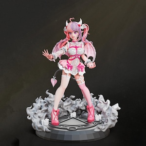 Può includere: Statuetta dettagliata di un personaggio femminile in stile anime con capelli rosa e viola, corna e ali. Indossa un abito bianco e rosa con fiocchi e una coda a forma di cuore. La figura è su una base con un pentagramma e dettagli simili a fumo.