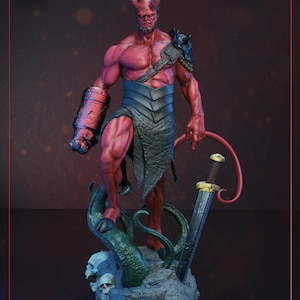 Puede incluir: Estatua de piel roja de una figura musculosa con cuernos, sosteniendo una espada y una cola roja. La figura lleva una falda negra y una armadura. La estatua está sobre una base con calaveras y tentáculos.