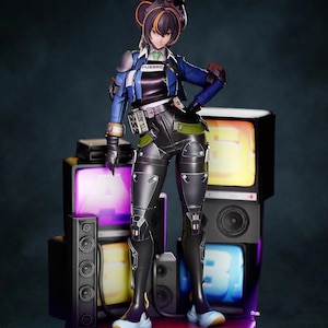 Puede incluir: Figura detallada de un personaje femenino con un atuendo futurista, de pie sobre una plataforma roja. Lleva una chaqueta azul, pantalones negros y botas. La figura posa frente a televisores y altavoces vintage apilados.