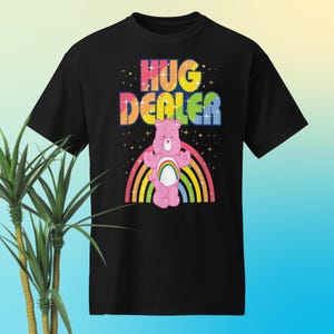 Hug Dealer T-shirt: Care Bear Rainbow Graphic T-shirt (50/50 bomull/polyester)