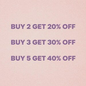 Puede incluir: Un fondo rosa claro con texto morado que promociona descuentos. El texto dice: "COMPRA 2 OBT&Eacute;N UN 20% DE DESCUENTO", "COMPRA 3 OBT&Eacute;N UN 30% DE DESCUENTO" y "COMPRA 5 OBT&Eacute;N UN 40% DE DESCUENTO".