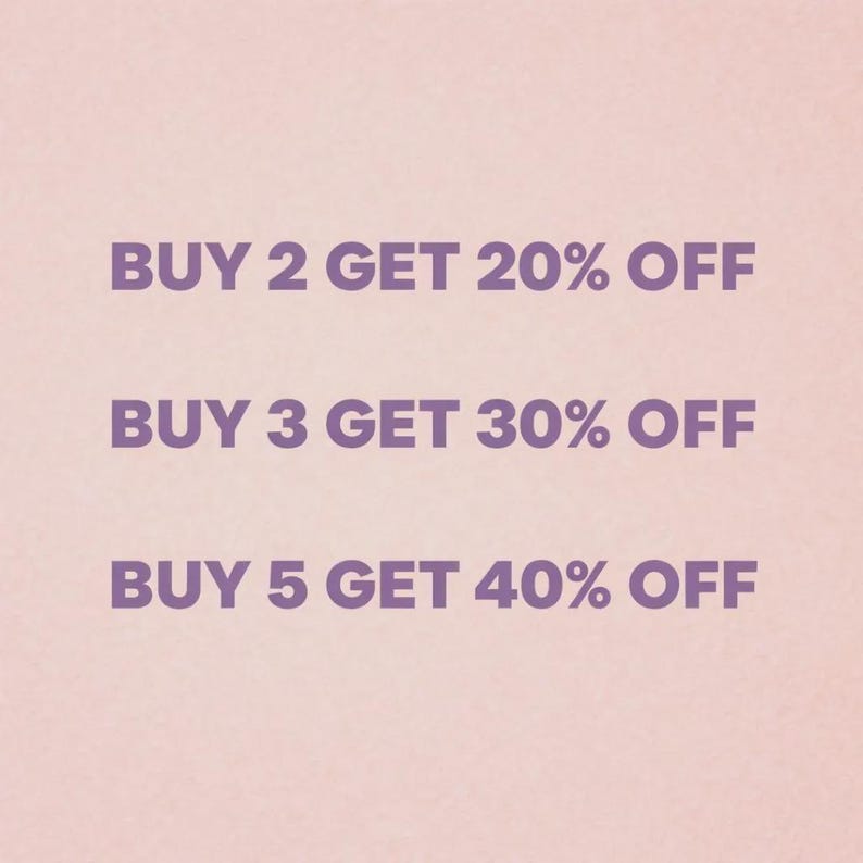 Puede incluir: Un fondo rosa claro con texto morado que promociona descuentos. El texto dice: "COMPRA 2 OBT&Eacute;N UN 20% DE DESCUENTO", "COMPRA 3 OBT&Eacute;N UN 30% DE DESCUENTO" y "COMPRA 5 OBT&Eacute;N UN 40% DE DESCUENTO".