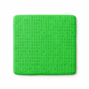 Puede incluir: Un objeto cuadrado verde brillante con un patr&oacute;n de c&oacute;digo binario en relieve en su superficie. Los n&uacute;meros son de un tono verde m&aacute;s claro, creando un efecto texturizado. El objeto est&aacute; aislado sobre un fondo blanco.