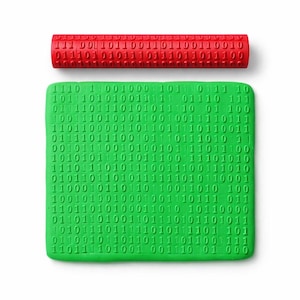 Könnte beinhalten: Ein rotes zylindrisches Objekt und ein grünes rechteckiges Objekt, beide mit Binärcode bedruckt. Die Objekte sind vor einem weißen Hintergrund platziert. Der Binärcode ist eine Reihe von Einsen und Nullen.