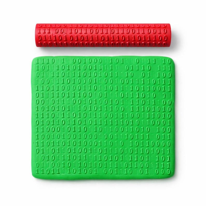 Puede incluir: Un objeto cil&iacute;ndrico rojo y un objeto rectangular verde, ambos con c&oacute;digo binario impreso. Los objetos est&aacute;n sobre un fondo blanco. El c&oacute;digo binario es una serie de unos y ceros.