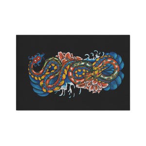 Könnte beinhalten: Eine weiße Keramiktasse mit schwarzem Henkel und dem Text "But First, Coffee" in schwarzer, fetter Schrift. Die Tasse steht auf einer Holzoberfläche. Die Tasse ist 10 cm hoch.