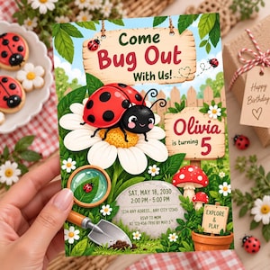 Może przedstawiać: Zaproszenie urodzinowe z czerwoną biedronką na białym kwiatku, drewnianym szyldem z napisem Come Bug Out With Us oraz tekstem informującym, że Olivia kończy 5 lat 18 maja 2030 roku. Zawiera lupę, łopatkę i grzyby w grafice.