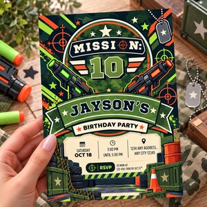 Op de afbeelding: Een rechthoekige uitnodigingskaart voor een verjaardagsfeest met een camouflagepatroon, twee speelgoedblasters en doelwitsymbolen. De tekst luidt Mission: 10, Jayson's Birthday Party, zaterdag 18 okt, 15:00 tot 17:00 uur, 1234 Any Address, Any City 12345, en RSVP aan mama op 123-456-7890 voor 5 okt.