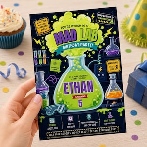 Può includere: Un invito di compleanno rettangolare con un grande pallone da laboratorio verde gorgogliante, il testo "MAD LAB BIRTHDAY PARTY!" e "ETHAN IS TURNING 5". Il design include attrezzature da laboratorio, occhiali protettivi e dettagli dell'evento.