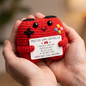 Muñeco de mando de videojuegos hecho a mano a crochet, regalo para marido gamer "Fuera de control", aniversario, San Valentín, cumpleaños, figura decorativa para escritorio.
