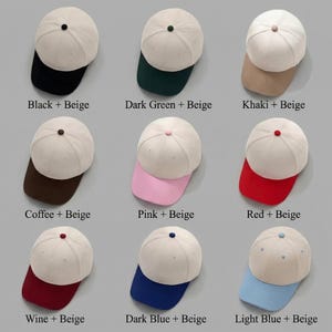 Op de afbeelding: Een verzameling baseballpetten in diverse kleuren, waaronder zwart, donkergroen, kaki, koffie, roze, rood, wijnrood, donkerblauw en lichtblauw. Elke pet heeft een beige kroon en een gekleurde klep, met tekstlabels.
