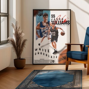 Puede incluir: Un póster enmarcado con el jugador de baloncesto Jason Williams, con el texto "White Chocolate". El póster muestra imágenes de Williams en acción, con una camiseta de los Kings. El póster se exhibe en una habitación con una alfombra azul y una silla de madera.