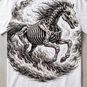 Puede incluir: Camiseta blanca con una ilustración en blanco y negro de un caballo esquelético corriendo a través de llamas y humo. El diseño muestra la anatomía y el movimiento dinámico del caballo.
