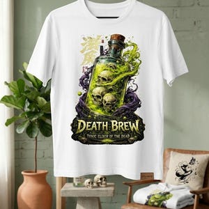 Pode incluir: Camiseta branca com um gráfico de uma garrafa com caveiras e vapor verde, com a legenda "Death Brew: Toxic Elixir of the Dead". O design inclui detalhes roxos e uma garrafa com rolha.