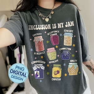 Può includere: T-shirt grigio scuro con la scritta "INCLUSION IS MY JAM" e illustrazioni di barattoli di marmellata con parole come "Diversità" e "Accettazione". È visibile anche un logo "PNG DIGITAL DESIGN".