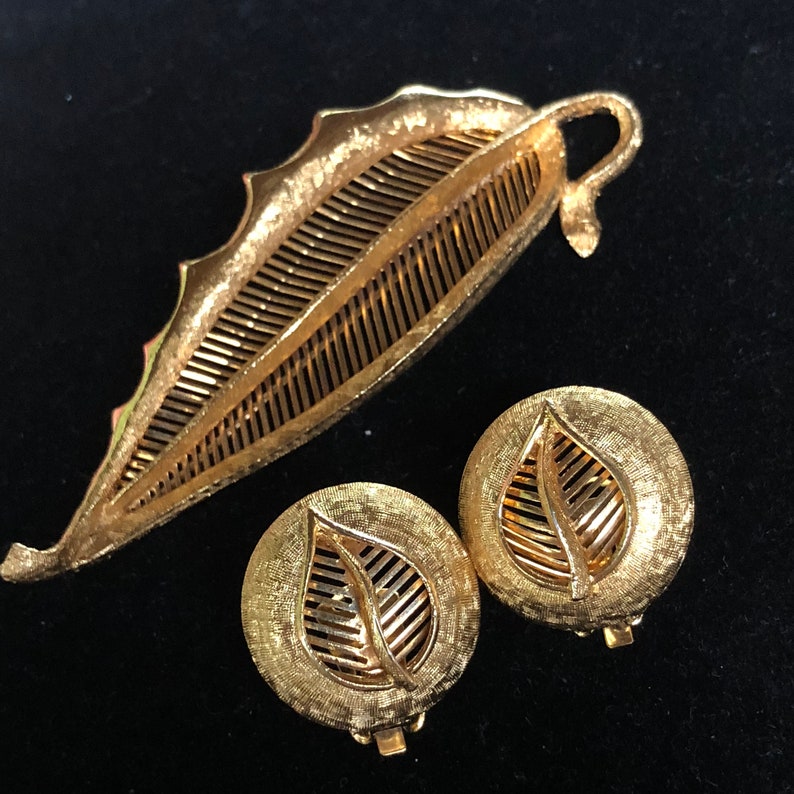 Vintage Textured Gold Tone Openwork Leaf Pin and Clip On Earrings Jewelry Set Florentine Finish Demi Parure