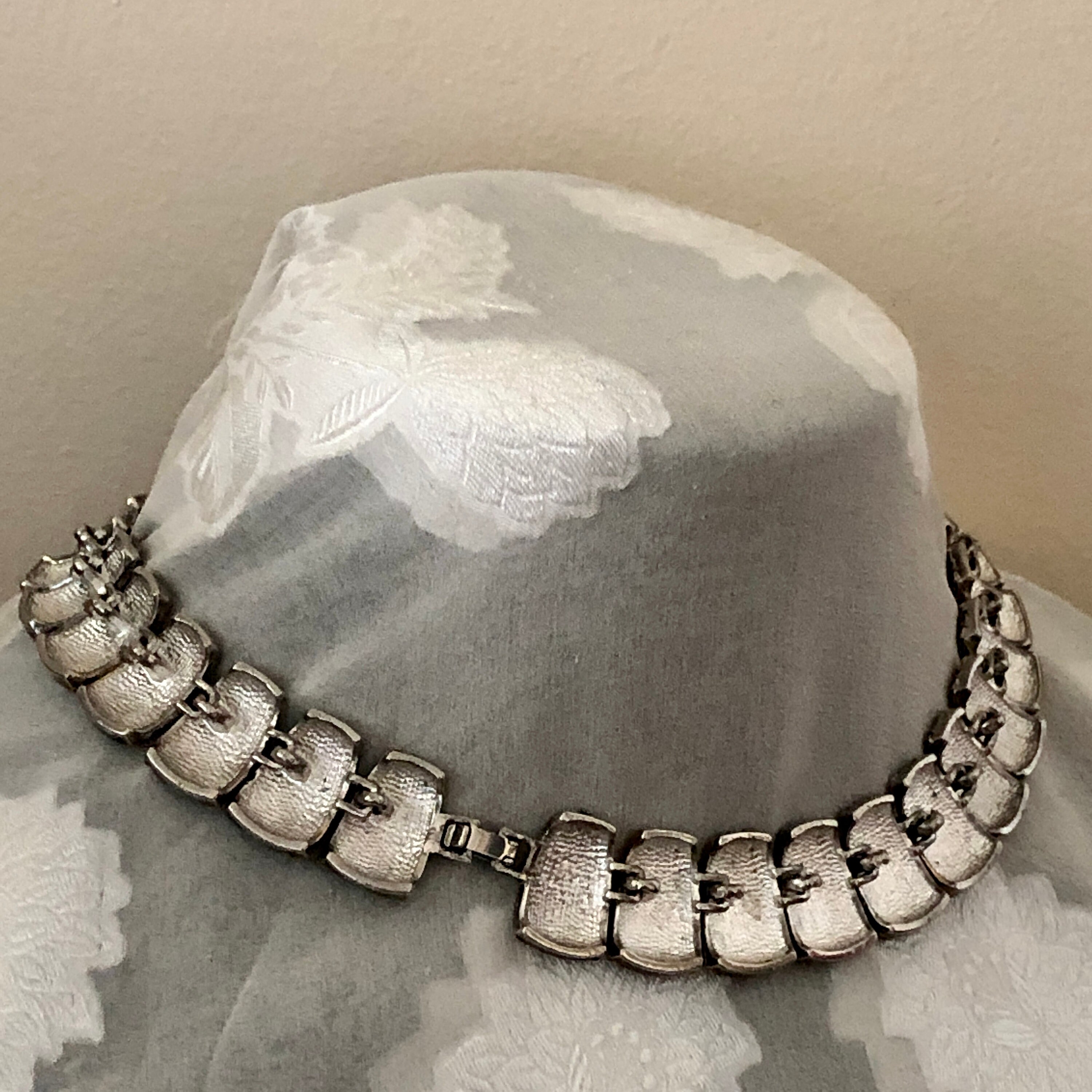Details about   1970s-80s Silver/Gold T Pearl Chain Rhinestone Glass Bead Chunky Runway Necklace 