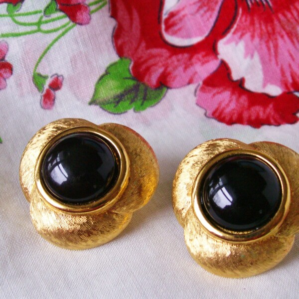 Napier, die großen schwarzen Cabochon gebürstetes Gold Ton einstellbar Aufclipprofile, Designer signiert 80's Ohrringe