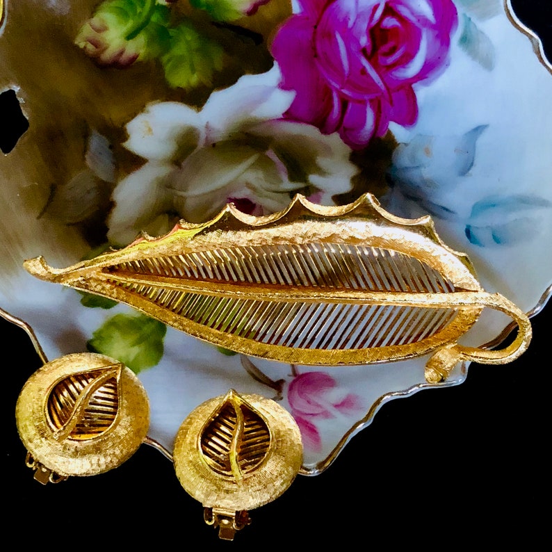 Vintage Textured Gold Tone Openwork Leaf Pin and Clip On Earrings Jewelry Set Florentine Finish Demi Parure