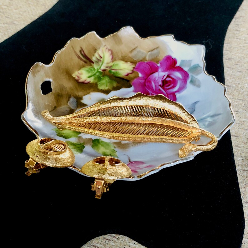Vintage Textured Gold Tone Openwork Leaf Pin and Clip On Earrings Jewelry Set Florentine Finish Demi Parure