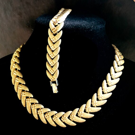 Vintage Chunky Gold Tone Wide Textured Chevron Cho