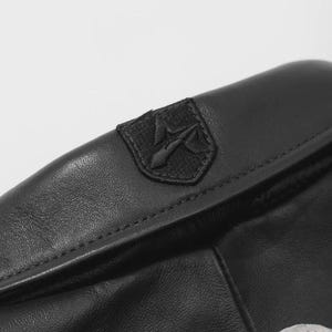 Puede incluir: Juego de tres botes de cer&aacute;mica blanca con tapas de madera. Los botes tienen una superficie texturizada y un dise&ntilde;o geom&eacute;trico negro. Diferentes tama&ntilde;os para almacenamiento en la cocina.