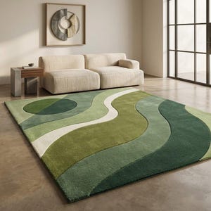 Könnte beinhalten: Ein grüner Teppich mit einem wellenförmigen Design in Grün- und Weißtönen. Der Teppich liegt vor einem beigen Sofa. Der Raum hat ein modernes Design.