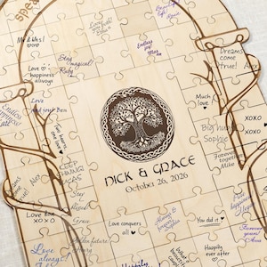 Op de afbeelding: Een set van drie keramische nestkommen in blauwe, groene en witte tinten. De kommen hebben een gespikkelde glazuur en een eenvoudig, modern ontwerp. De grootste kom heeft een diameter van ongeveer 20 cm.