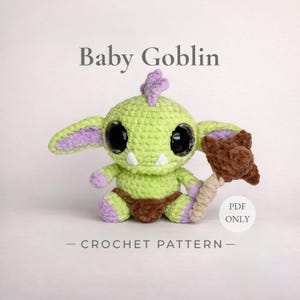 Puede incluir: Muñeco de bebé goblin tejido a ganchillo en tonos verdes, morados y marrones. El muñeco tiene grandes ojos negros, dos pequeños dientes blancos y un pequeño garrote. Se muestra el texto "Baby Goblin" y "- CROCHET PATTERN -".
