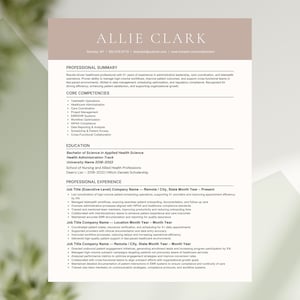 Könnte beinhalten: Ein Lebenslauf mit dem Titel "ALLIE CLARK", der Berufserfahrung, Kernkompetenzen und Ausbildung auflistet. Das Dokument befindet sich auf weißem Hintergrund mit einem hellbraunen Header.