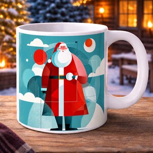 Op de afbeelding: Een witte keramische mok met een gestileerde afbeelding van de Kerstman in een rode jas met een witte baard. De achtergrond bestaat uit geometrische vormen in blauw- en groentinten, met witte wolken en rode cirkelvormige accenten.
