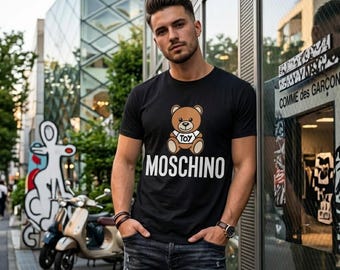 Op Moschino geïnspireerd logoshirt | T-shirt met print, Toy Bear-ontwerp