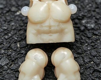 Kit per la parte superiore del corpo maschile muscoloso, compatibile con i mattoncini: ABS bianco sporco opaco, braccia con snodo sferico, petto e spalle scolpiti.