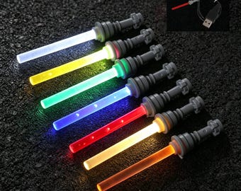 Star Wars Ziegel kompatibles Lichtschwert-Set mit mehrfarbigen LED-Klingen, mattgrauen ABS-Griffen und USB-Ladekabel